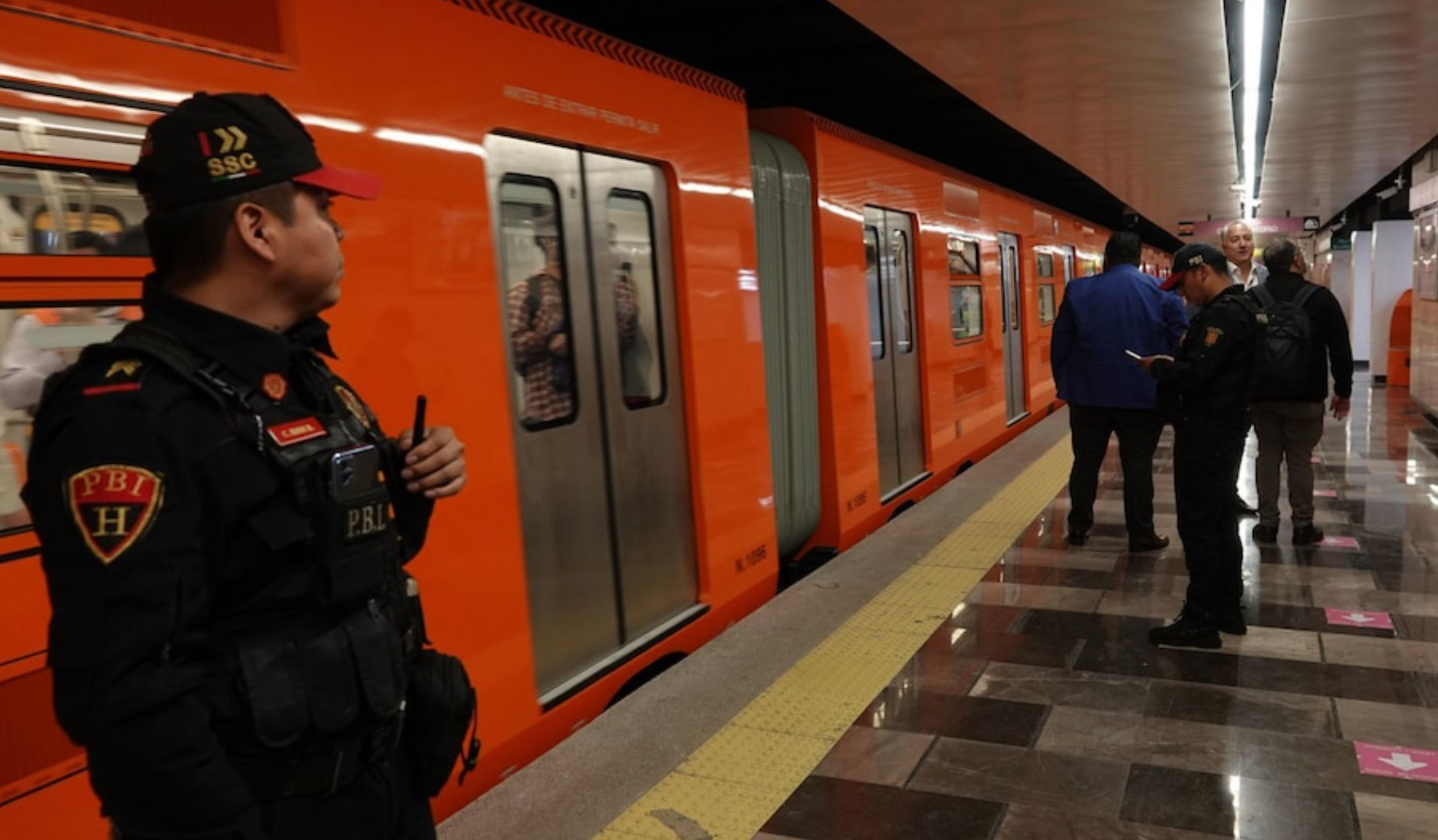 Captan a usuario del Metro consumiendo presunta droga